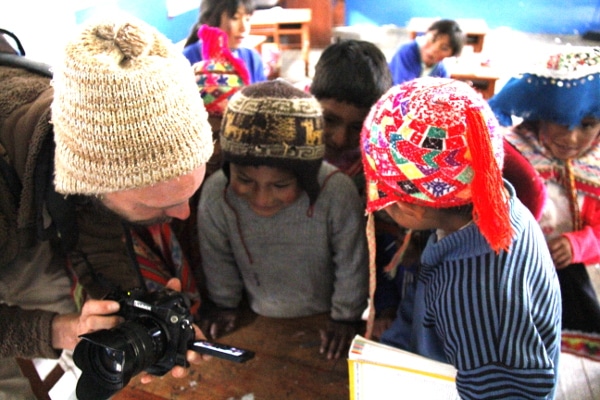 Enfants de la Vallée de Lares avides d'images